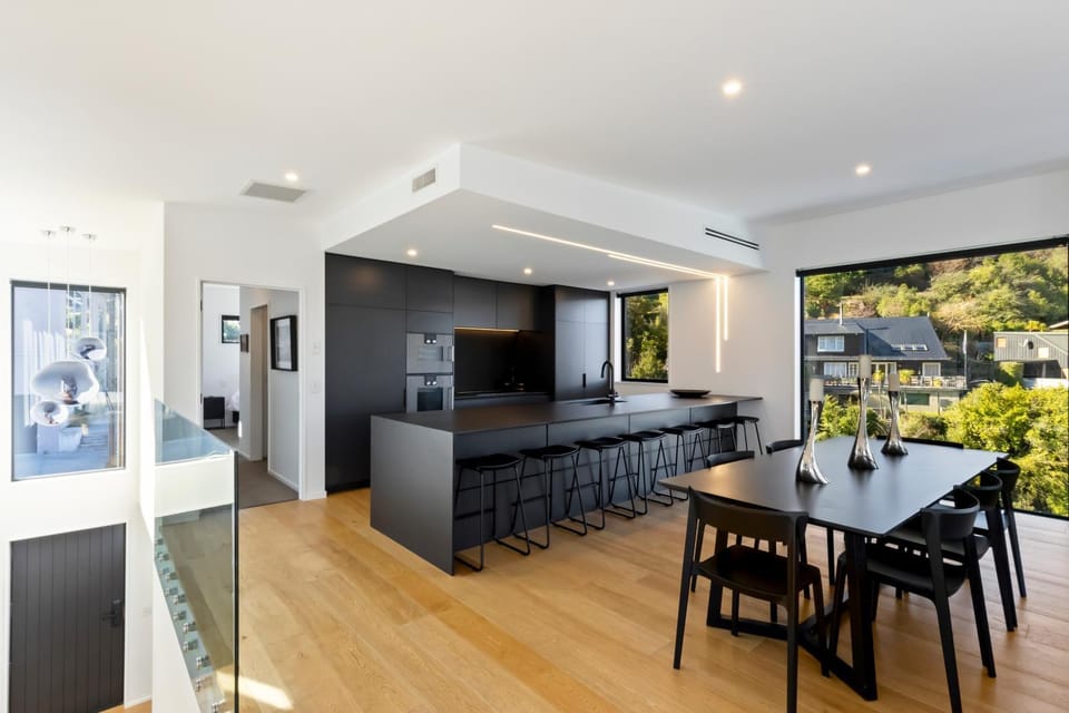 Lakeview 4-Bed Retreat with Private Gym House in Queenstown