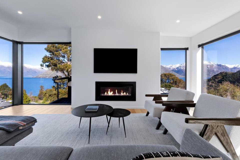 Lakeview 4-Bed Retreat with Private Gym House in Queenstown