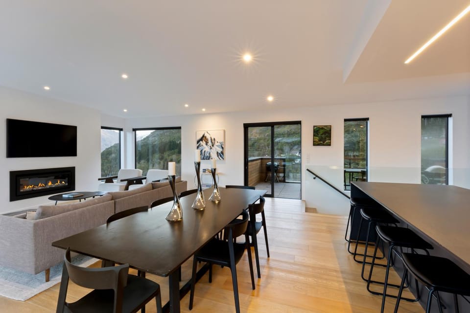 Lakeview 4-Bed Retreat with Private Gym House in Queenstown