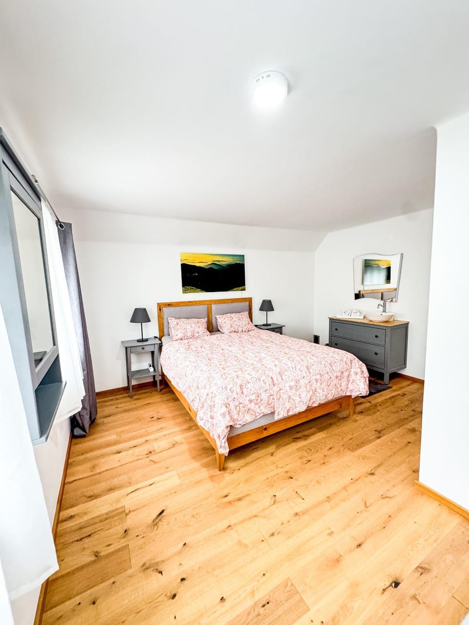 Bed, TV and multimedia, Photo of the whole room, Bedroom