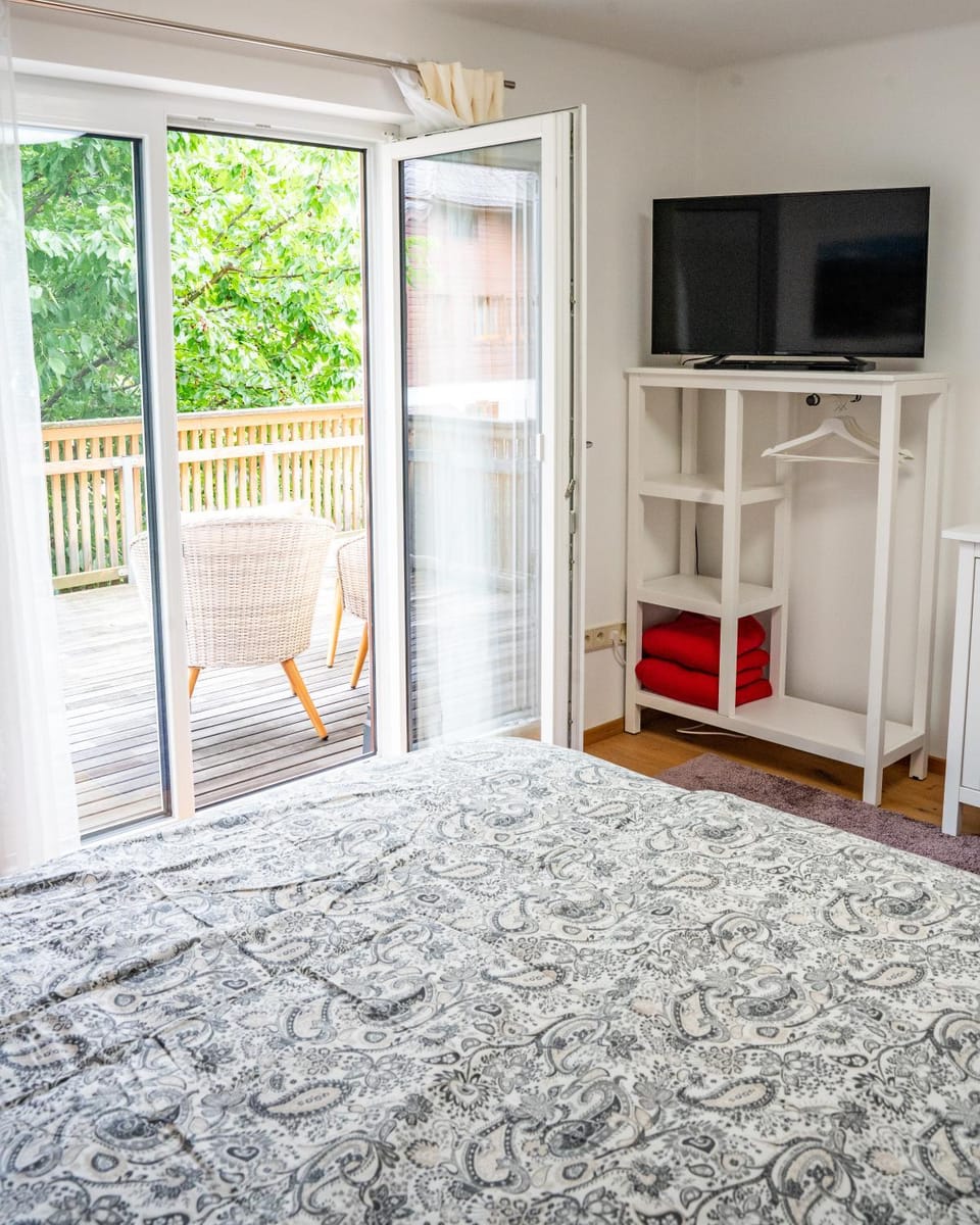 Communal lounge/ TV room, Bed, Bedroom