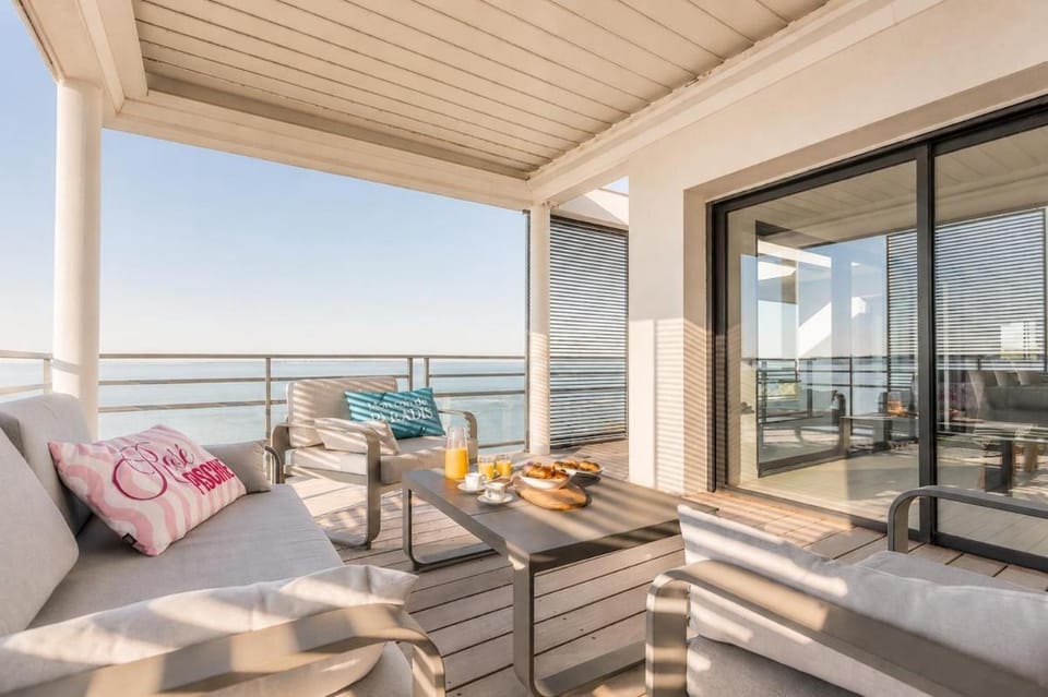 Day, Natural landscape, View (from property/room), Balcony/Terrace, Dining area, Sea view