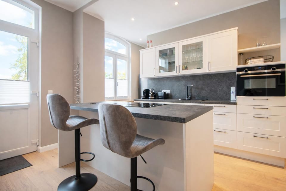 Kitchen or kitchenette, Dining area, stove