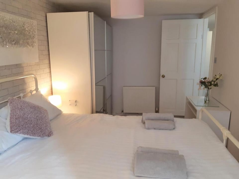 Bed, Bedroom, towels, wardrobe