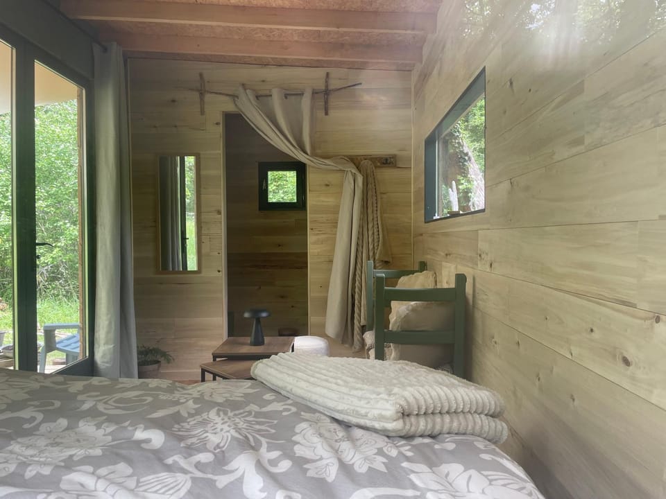 Ti'Nid, cabane chaleureuse plongée dans la nature Campground/ 
RV Resort in Montignac