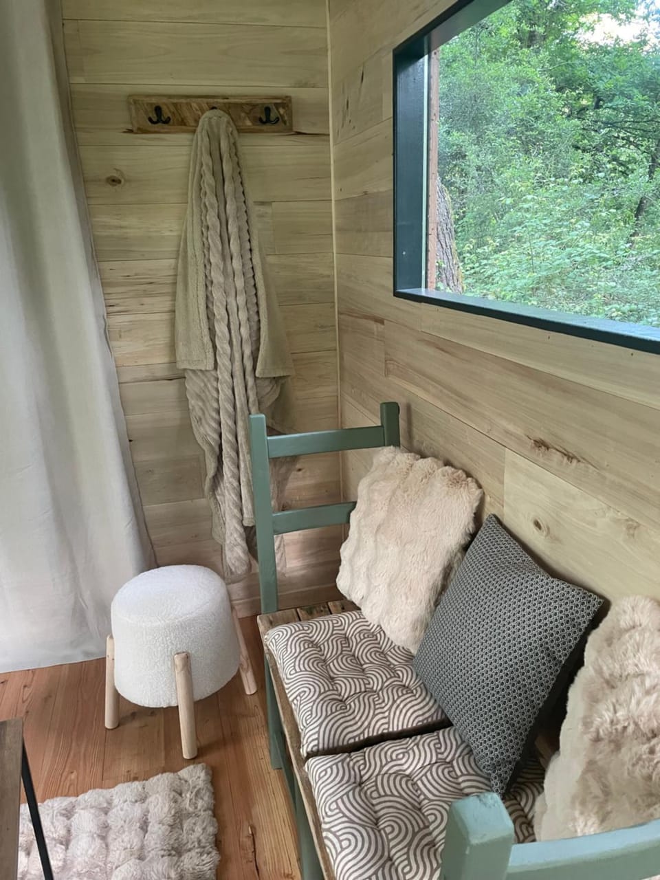 Ti'Nid, cabane chaleureuse plongée dans la nature Campground/ 
RV Resort in Montignac