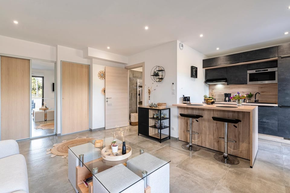 Kitchen or kitchenette, Dining area, stove