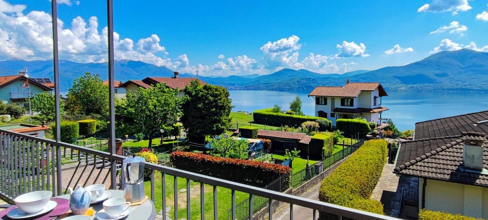 Balcony/Terrace, Dining area, Lake view