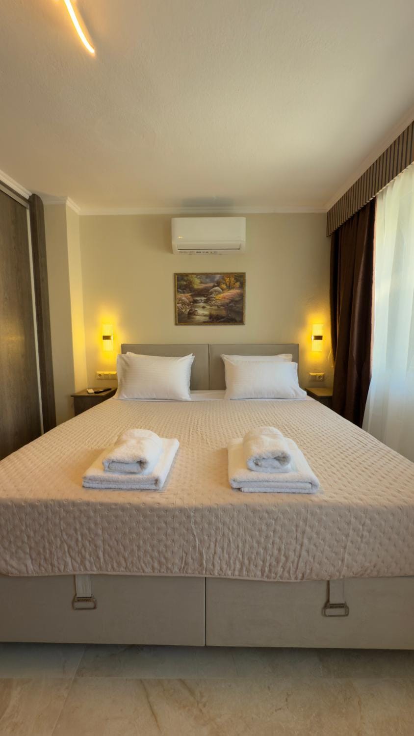 Bed, Photo of the whole room, Bedroom, towels