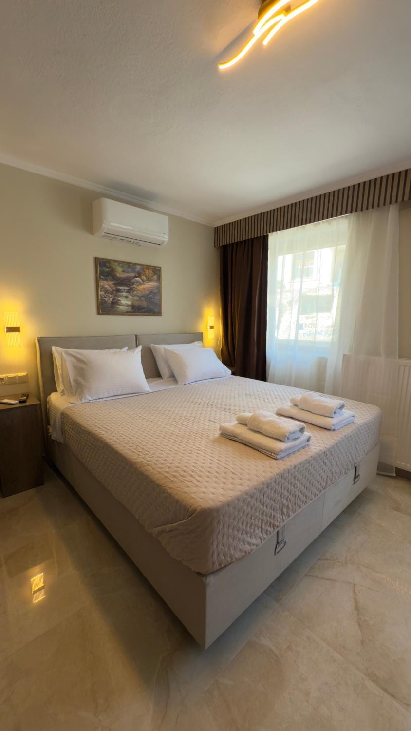Bed, Photo of the whole room, Bedroom, towels