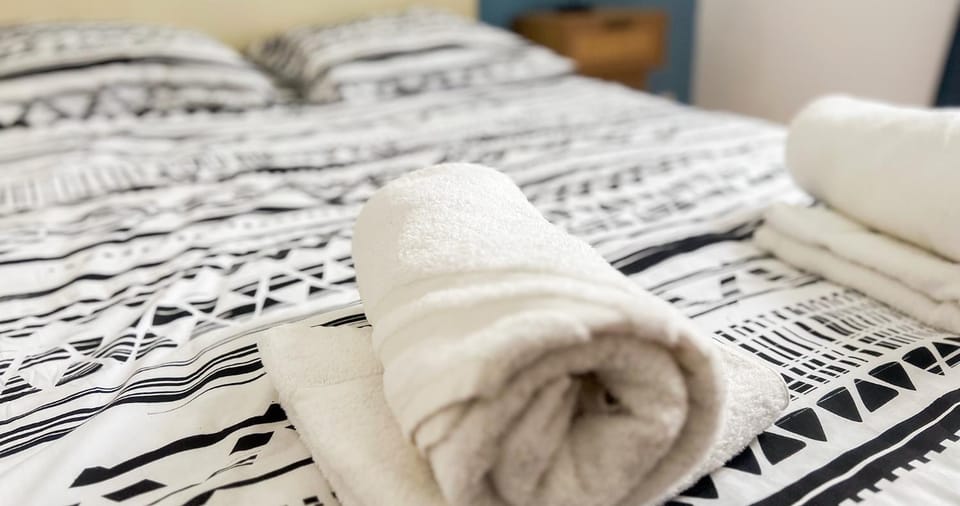 Bed, Bedroom, towels