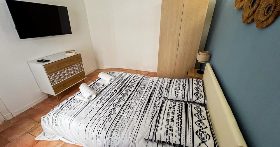Bed, TV and multimedia, Photo of the whole room, Bedroom