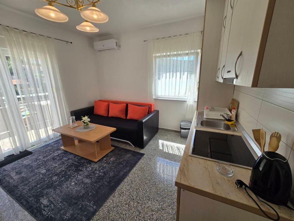 TV and multimedia, Kitchen or kitchenette, Living room, Seating area