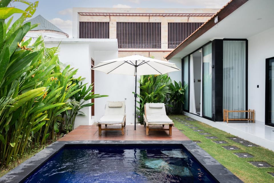 Property building, Patio, Day, Garden, Garden view, Pool view, Swimming pool, sunbed