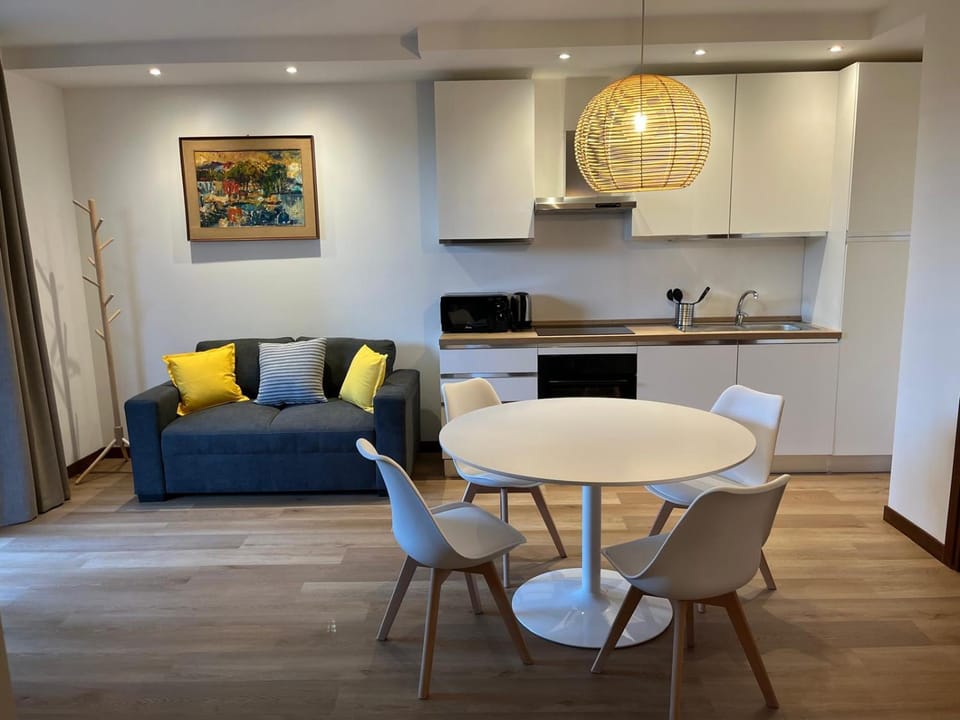 Kitchen or kitchenette, Seating area, Dining area