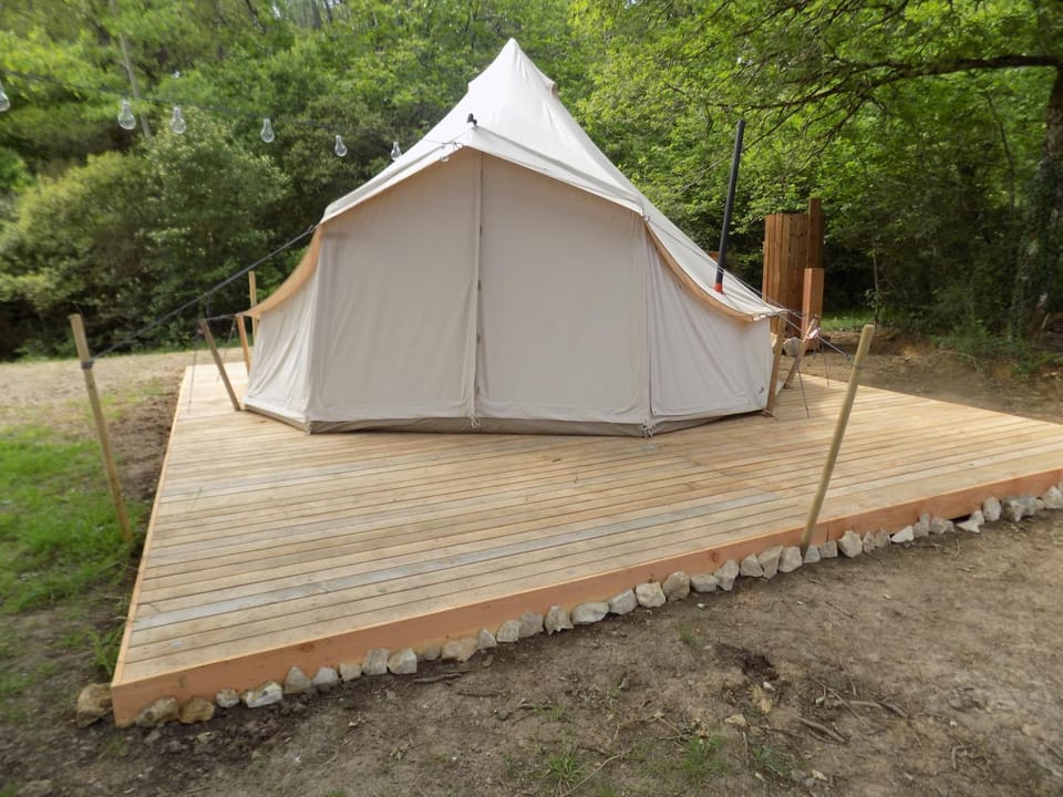 Tente familiale au bord de l'eau Luxury tent in Nouvelle-Aquitaine
