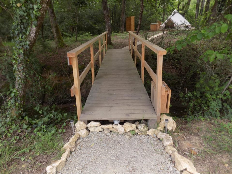 Tente familiale au bord de l'eau Luxury tent in Nouvelle-Aquitaine