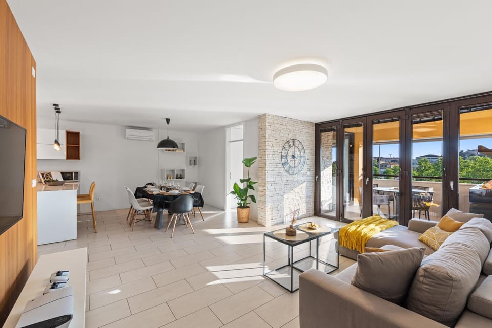 Seating area, Dining area