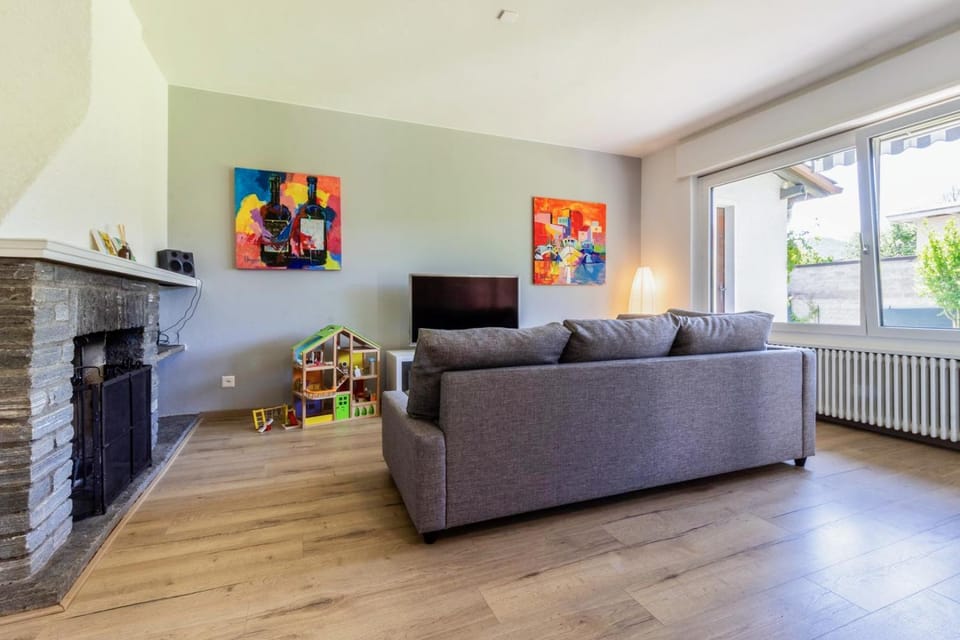 Living room, Seating area, internet