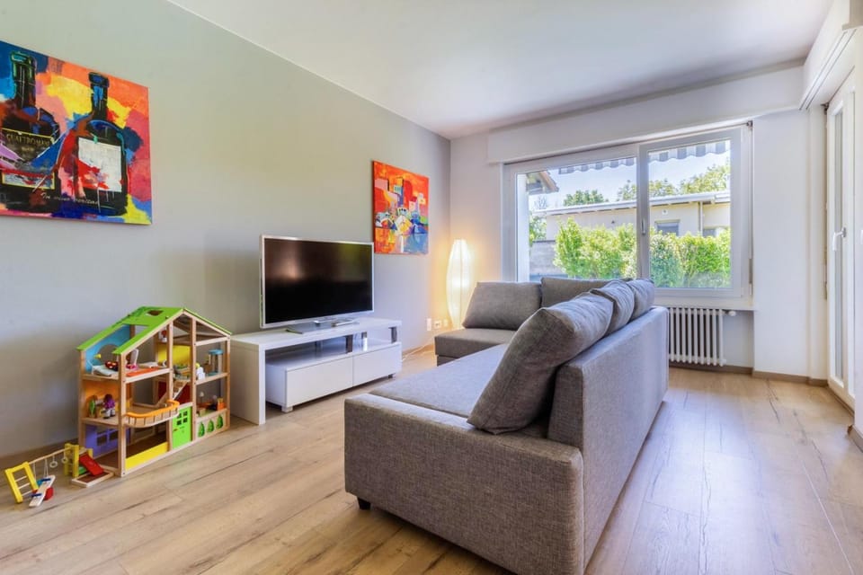 TV and multimedia, Living room, Seating area, Evening entertainment
