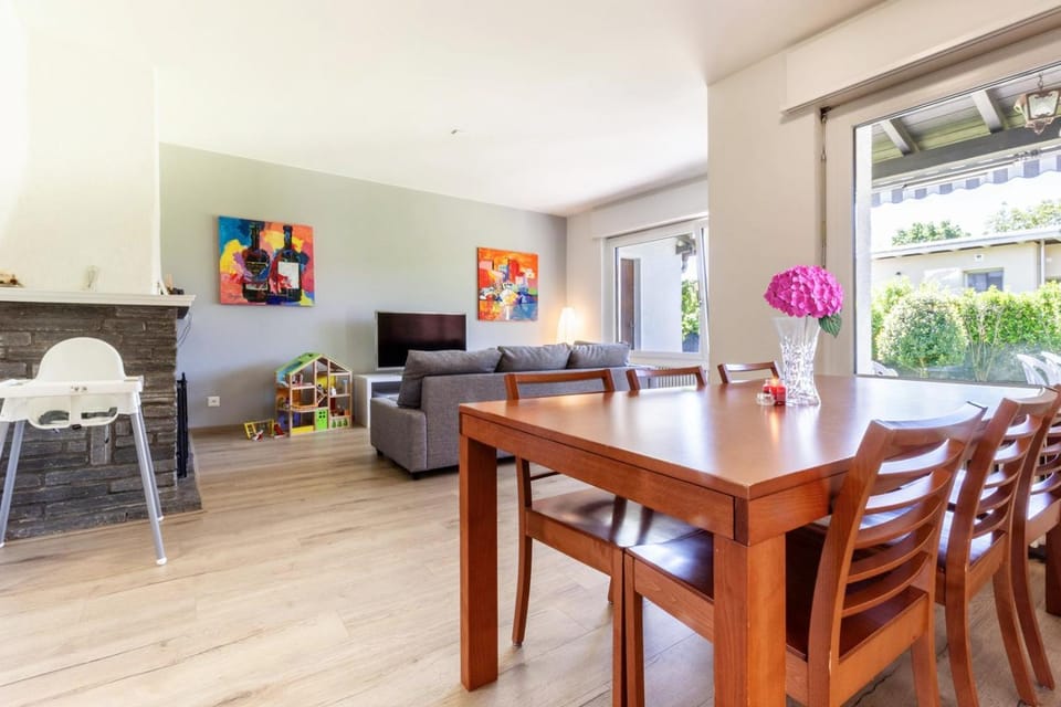 TV and multimedia, Living room, Seating area, Dining area