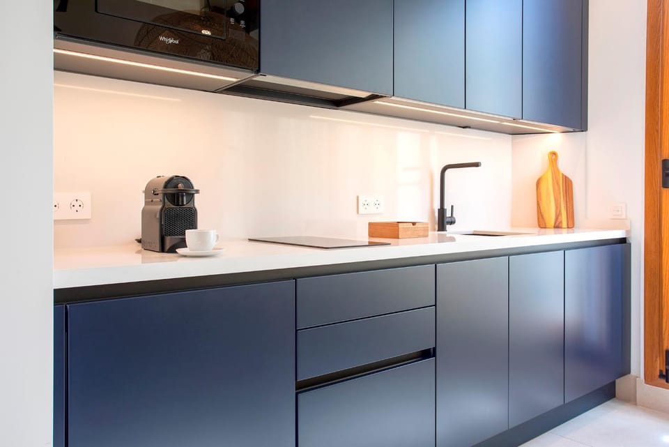 Coffee/tea facilities, Kitchen or kitchenette, stove, toaster
