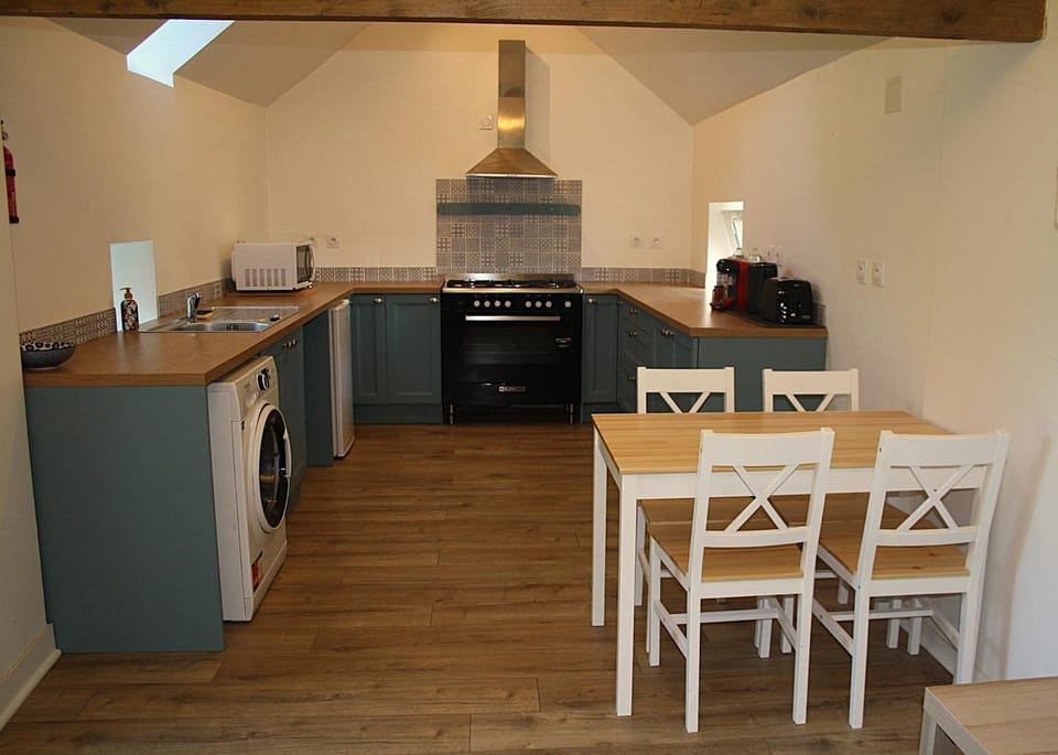 Kitchen or kitchenette, Dining area, oven, stove