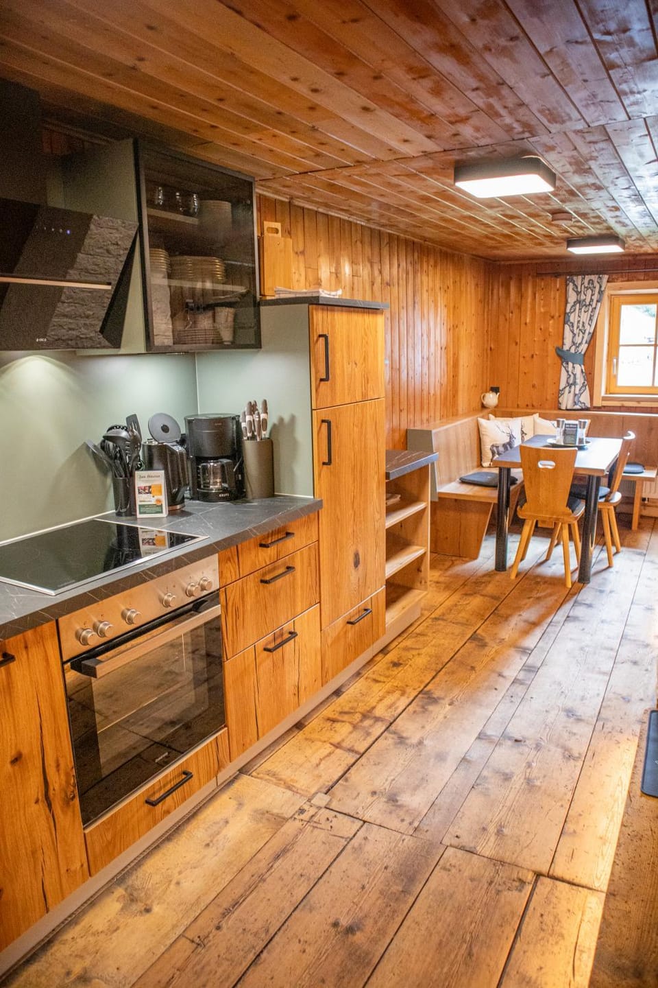 Coffee/tea facilities, Kitchen or kitchenette, Dining area, oven, stove, kitchen