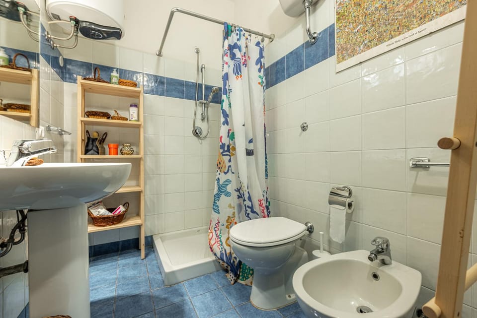 Shower, Toilet, Bathroom, bidet, towels