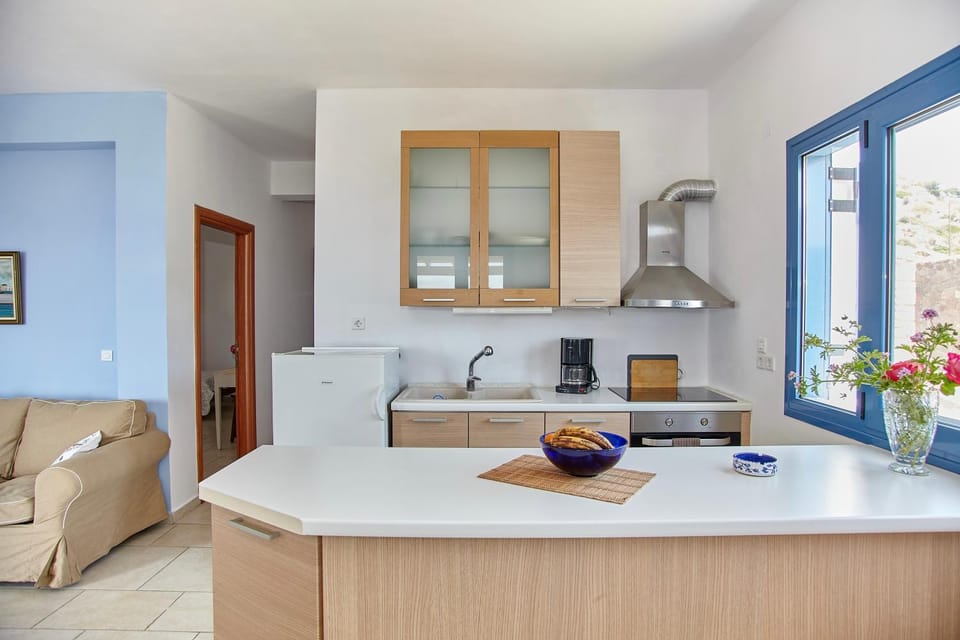 Kitchen or kitchenette, Living room, Seating area