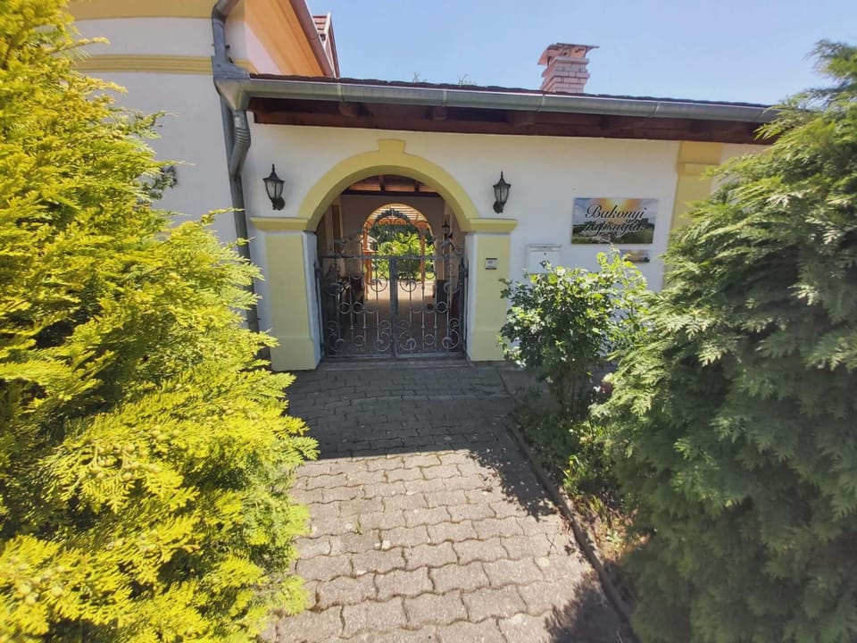 Bakonyi Napsugár Vendégház Döbrönte Apartment in Hungary