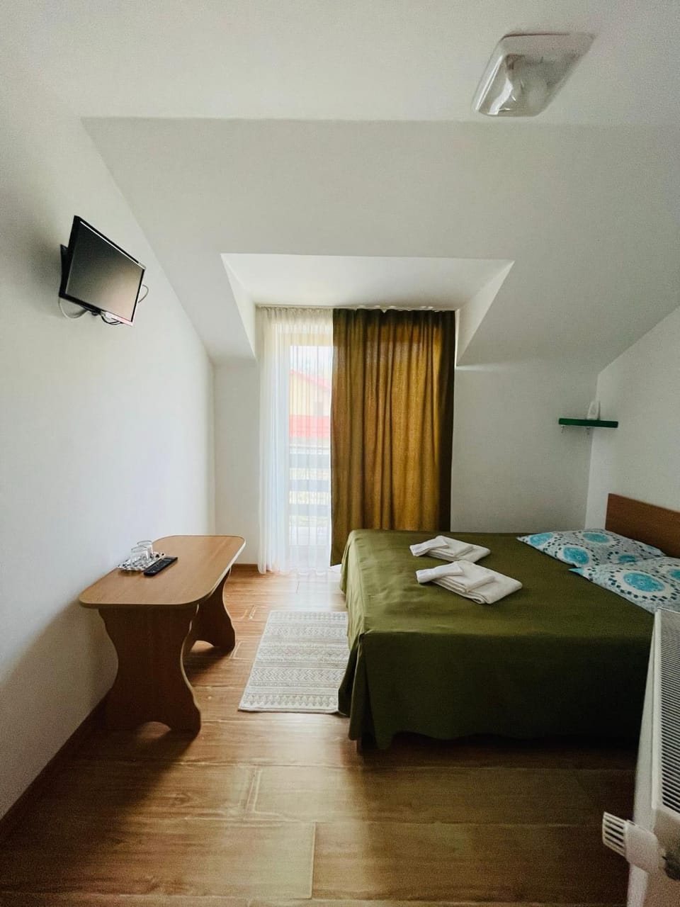 Bed, TV and multimedia, Photo of the whole room, Bedroom, towels