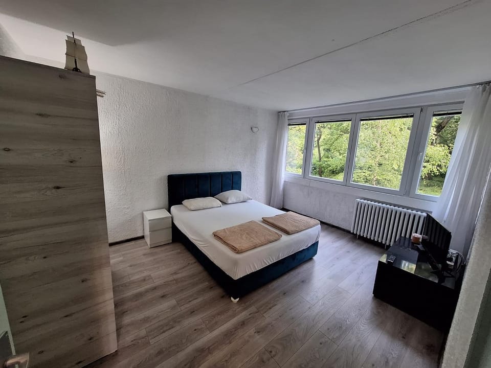 Bed, TV and multimedia, Bedroom, internet