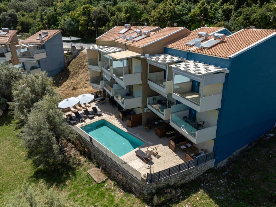 Property building, Balcony/Terrace, Pool view, Swimming pool