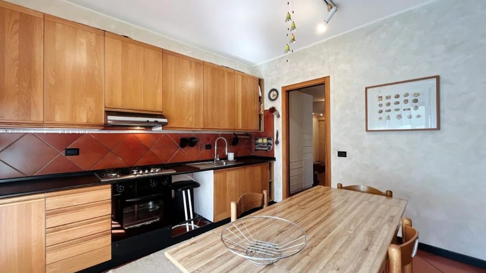 Kitchen or kitchenette, Dining area, oven