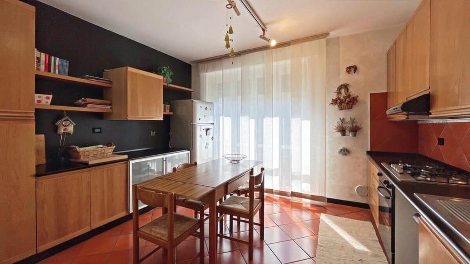 Kitchen or kitchenette, Dining area, oven, stove