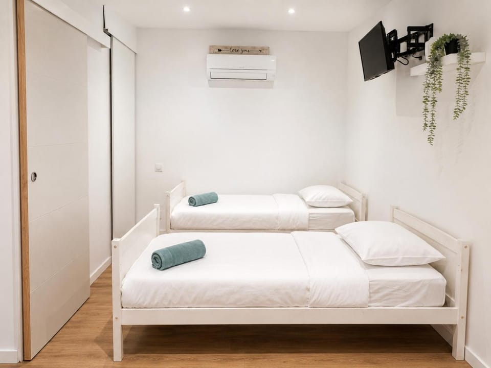 Bed, TV and multimedia, Bedroom, towels, air conditioner
