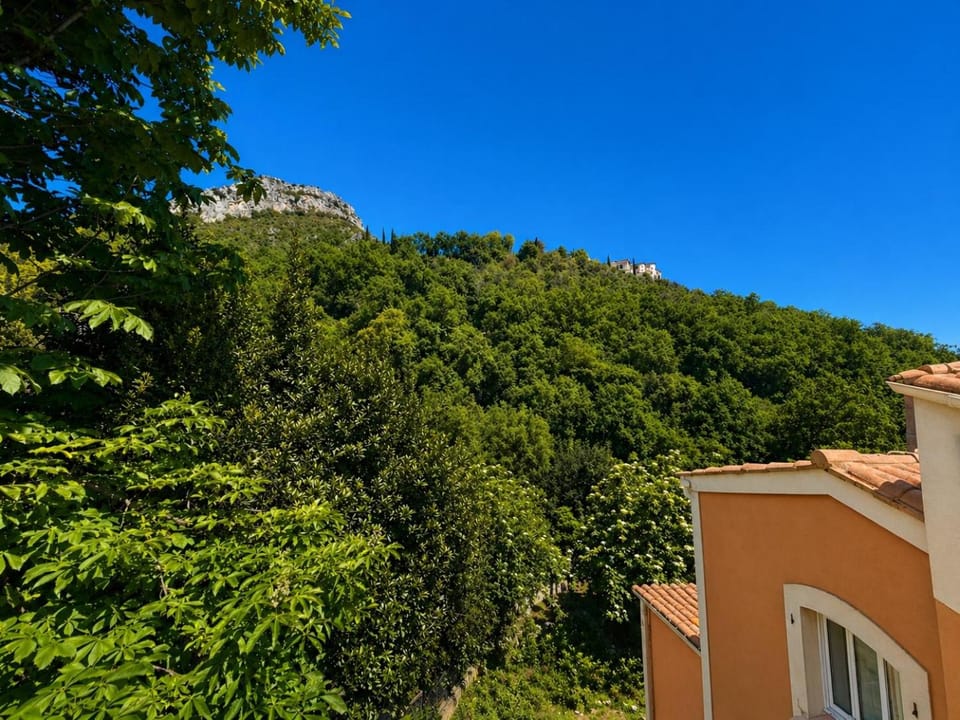 Charmant 3 pièces avec terrasse, vue mer et parking à Vence Apartment in Vence