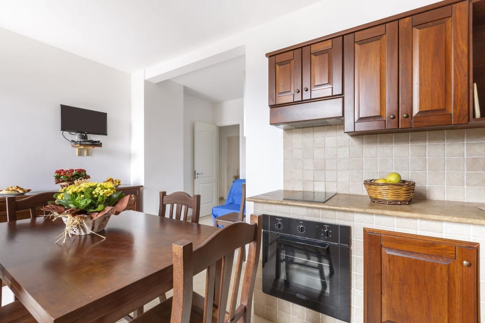 TV and multimedia, Kitchen or kitchenette, Dining area, oven, stove
