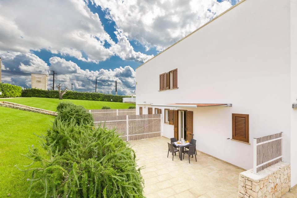 Property building, Patio, Day, Garden, View (from property/room), Dining area