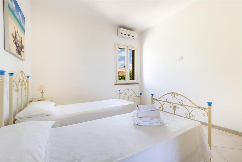 Bed, Bedroom, towels, air conditioner