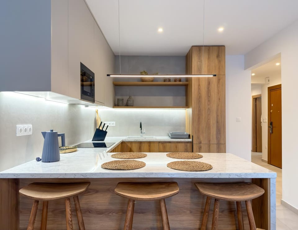 Kitchen or kitchenette, Dining area