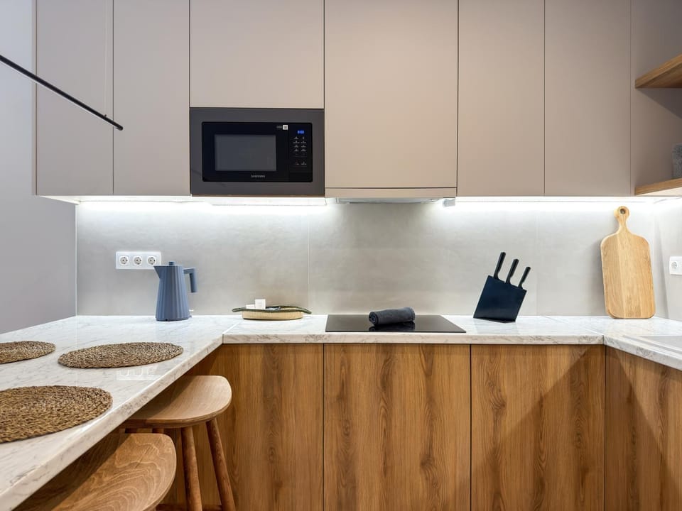 Kitchen or kitchenette, minibar, stove