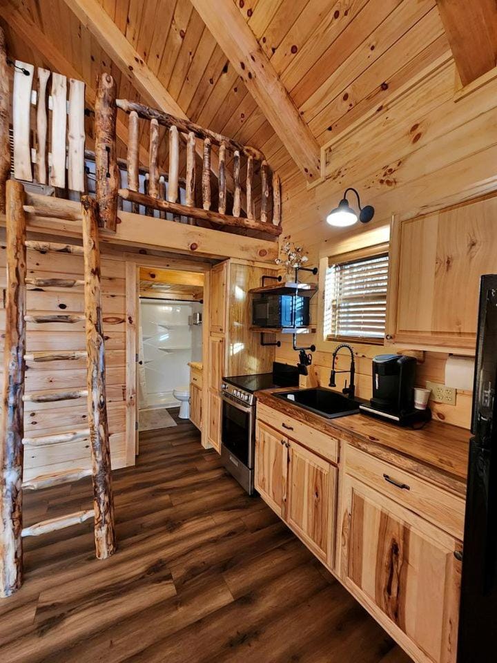 Modern Spacious Cabin near Tappan Lake with Jacuzzi and Panoramic Views in Ohio Cabin in Ohio