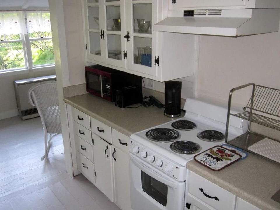 Secluded Cottage Rental near the Beaches of Maine’s East Coast in Arrowsic House in Arrowsic
