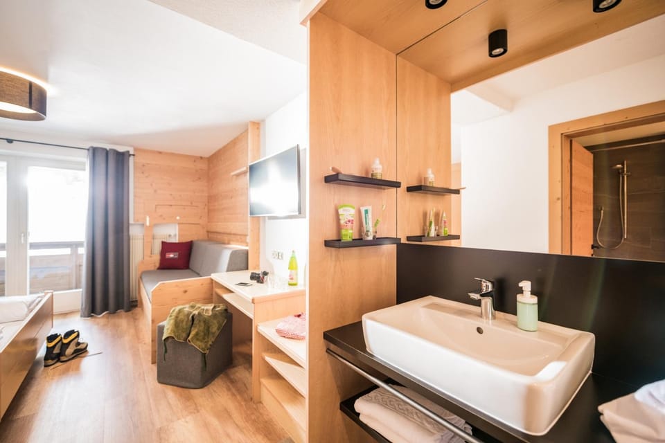 Bathroom, Photo of the whole room, Decorative detail