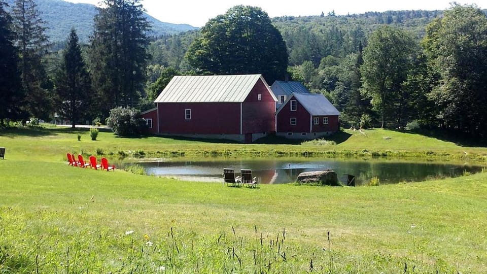 Modern Luxury Farmhouse with a Jacuzzi Tub near Woodstock, Vermont House in Woodstock