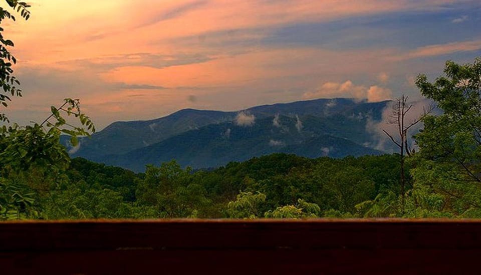 Beautiful Luxury Cabin Rental with Amazing Views next to the Tuckasegee River, NC Cabin in Bryson City