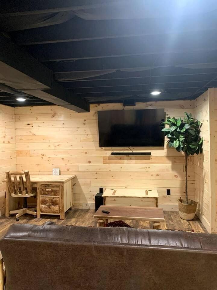 Charming Cabin with Hot-tub and Stunning Views in Campbellsville, Kentucky Cabin in Kentucky