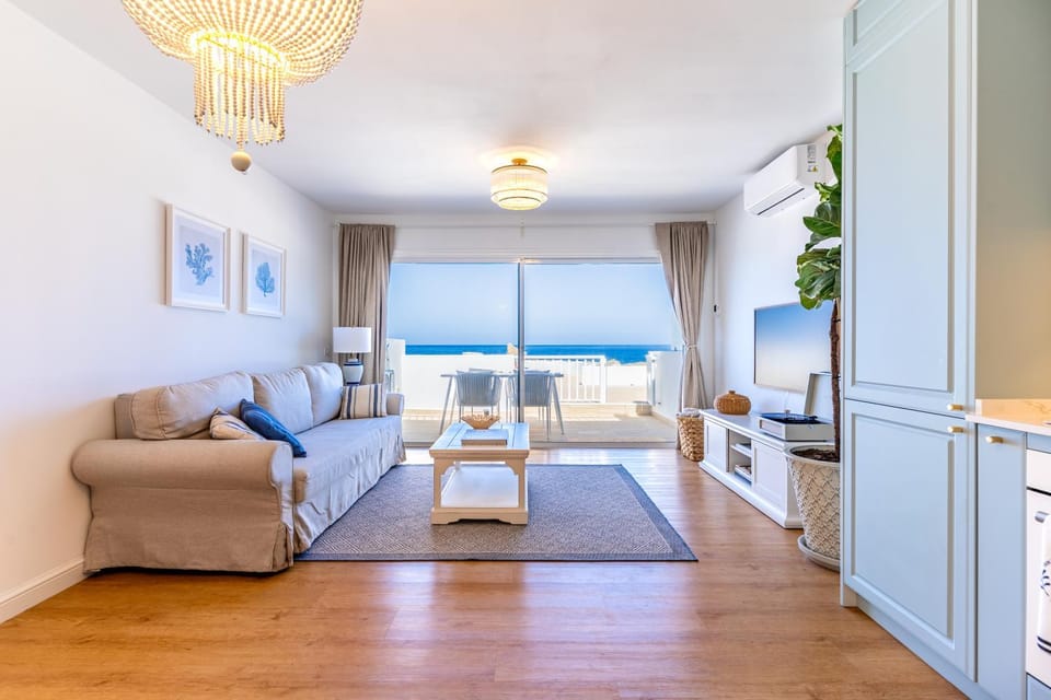 Bed, TV and multimedia, Living room, Photo of the whole room, Seating area, Sea view